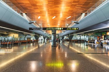 Yeni Hamad Uluslararası Havaalanı 'nın içinde modern iç mekanlar