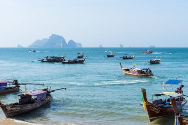 Tayland uzun kuyruklu tekne uzak adalara turistler ile mavi deniz suyunda kıyıdan yelken