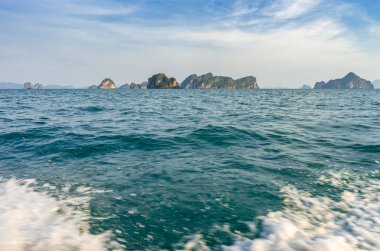 Sudaki kayalıklar ile tropikal adalarda açık okyanustan seascape görünümü