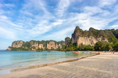 Deniz kıyısında kayalıklar aralığı ile Railay Plajı Sahil Şeridi