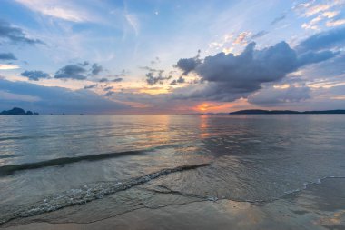 Bulutlar ile güzel canlı gün batımında inanılmaz deniz manzarası görünümü