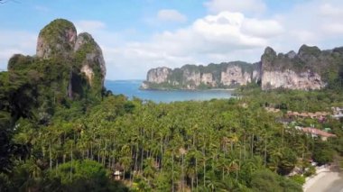 Tayland 'da Krabi Eyaleti yarımadasında yüksek bakış açısıyla Railay Doğu Plajı, Batı ve Phra Nang panoramik görünümü