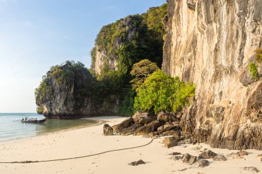 Koh Hong kireçtaşı kayalıklar ile Boş güzel tropikal Pelay Beach