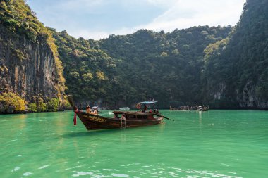 Turistler insanlar Koh Hong Adası 'nda lagün teknede dinlenmek