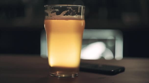 Copo Cerveja Rascunho Fresco Artesanato Fica Sobre Mesa Brilha Amarelo — Vídeo de Stock