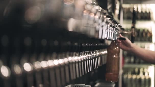 Ремесленное Пиво Наливают Пластиковую Бутылку Пивного Крана Пабе Мелкая Глубина — стоковое видео