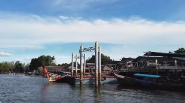 Krabi eyaleti, Tayland - 11 Ocak 2019: Pak Nam nehri üzerindeki Krabi kasabası yakınlarında turistler için uzun kuyruk teknesi, restoran ve kafelerde su kenarı görünümü