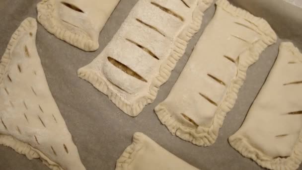 Bouffées Crues Pâte Avec Remplissage Sur Une Plaque Pâtisserie Prête — Video