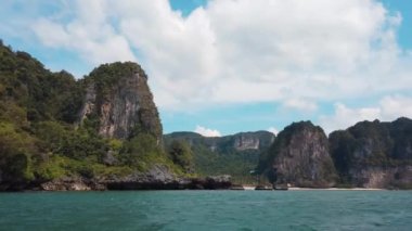 Tayland 'da, Krabi' de tropik yeşilliklerle kaplı deniz, kıyı ve kayalıklardan görüntüler 