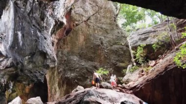 Phra Nang, Railay Yarımadası, Krabi Eyaleti, Tayland - 18 Ocak 2019: Mağara ve sahil yakınlarındaki kayalıklarda yaşayan turistler