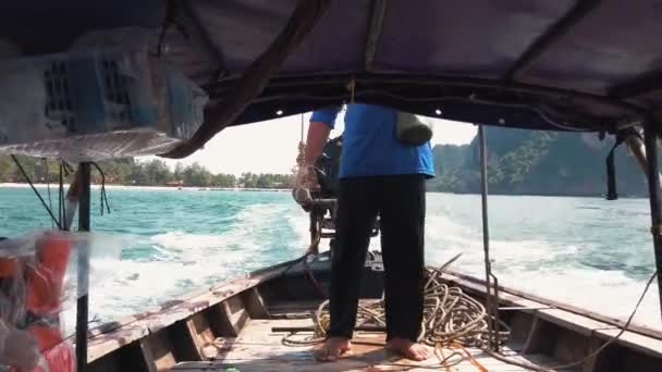 Vista Barco Homem Local Velejando Barco Cauda Longa Mar Flutuando — Vídeo de Stock