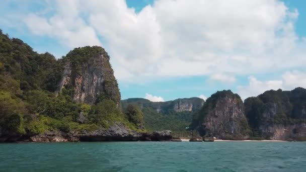 Tayland Krabi Tropik Yeşilliklerle Kaplı Deniz Kıyı Kayalıklardan Görüntüler — Stok video