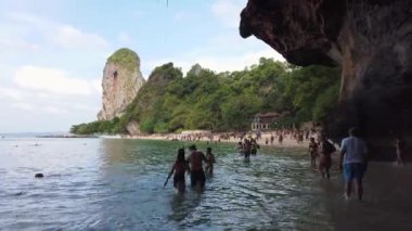 Phra Nang Plajı, Railay Yarımadası, Krabi Eyaleti, Tayland - 18 Ocak 2019: Birçok turist suda ve plajda yürüyor