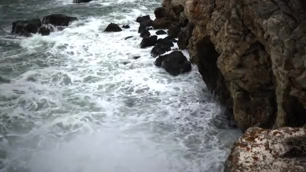 Uma Forte Tempestade Mar Costa Precipitada Ondas Rompem Contra Pedras — Vídeo de Stock