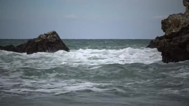 Une Forte Tempête Sur Mer Rive Abrupte Vagues Brisent Contre — Video