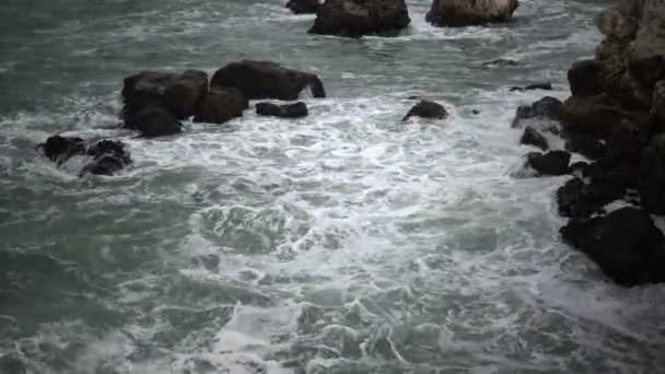 Stark Storm Havet Vid Den Branta Stranden Vågorna Bryter Mot — Stockvideo