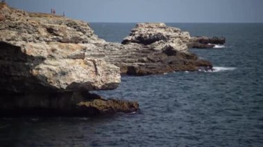 Bulgaristan 'ın Karadeniz kıyısındaki kayalık bir sahilde kıyı banyoları