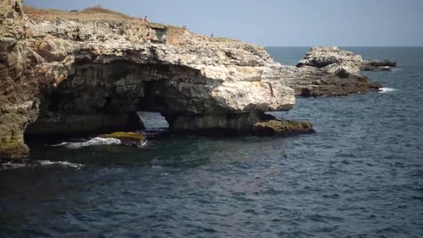 Banhos Costeiros Uma Costa Rochosa Perto Água Mar Negro Bulgária — Vídeo de Stock