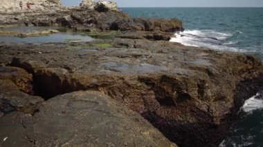 Bulgaristan 'ın Karadeniz kıyısındaki kayalık bir sahilde kıyı banyoları