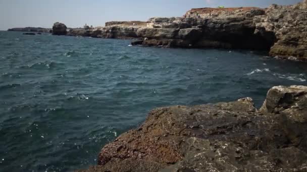 Bains côtiers sur un rivage rocheux près de l'eau sur la mer Noire, Bulgarie 