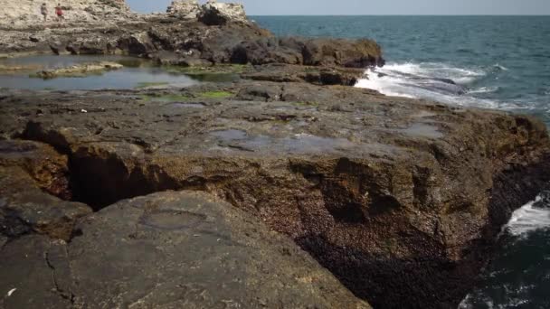 保加利亚黑海水域附近岩石海岸上的海岸浴池 — 图库视频影像