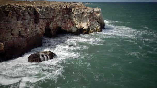 Kustbaden Een Rotsachtige Kust Bij Het Water Aan Zwarte Zee — Stockvideo