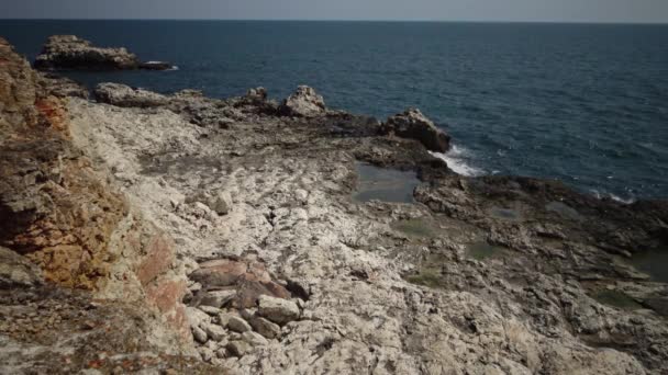保加利亚黑海水域附近岩石海岸上的海岸浴池 — 图库视频影像