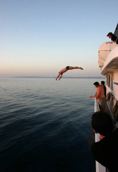 Egito Mar Vermelho Abr 2006 Homem Mergulha Água Barco Mar — Fotografia de Stock