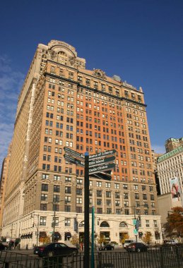ABD, New York - 18 Kasım 2009: Manhattan gökdelen, aşağıdan yukarıya görünümü üzerinde mavi gökyüzü arka plan, ABD 