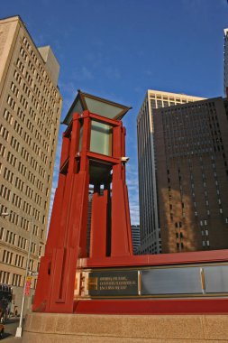 ABD, New York - 18 Kasım 2009: Manhattan gökdelen, aşağıdan yukarıya görünümü üzerinde mavi gökyüzü arka plan, ABD 