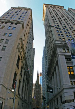 ABD, New York - 18 Kasım 2009: Manhattan gökdelen, aşağıdan yukarıya görünümü üzerinde mavi gökyüzü arka plan, ABD 