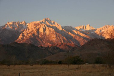 Karla kaplı dağ başında uzaktan. Sierra Nevada bir dağ Batı Türkiye olduğunu.
