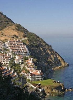 ABD, Kaliforniya, Catalina Island - 24 Kasım 2009: Avalon Catalina Adası Pasifik Okyanusu'nda city yakınındaki kıyı quays ve binaları konut için görünümünü dağ yamaçlarında 