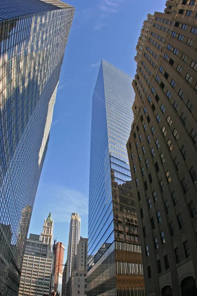 アメリカ ニューヨーク 2009 マンハッタン高層ビル 青空背景 米国にボトムアップ ビュー — ストック写真