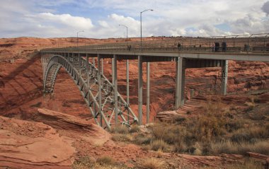 Arizona ABD - 30 Kasım 2009: Colorado Nehri yakınındaki Hoover Barajı, Glen Kanyon demir köprü