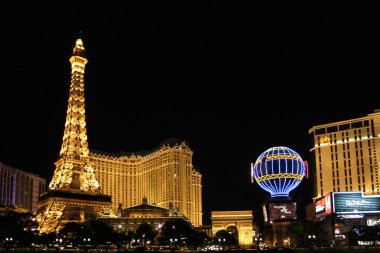 Las Vegas, ABD - Desember 03, 2009: Gece şehir Las Vegas parlayan ışıklar, ışık ve aydınlatma otel ve casinolar. Mirage hotel casino 