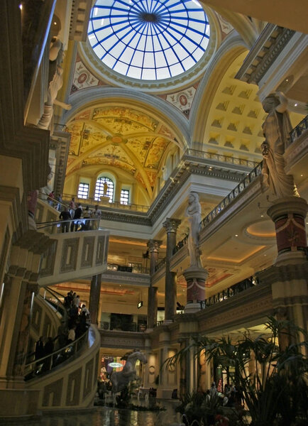 Las Vegas, USA - Desember 03, 2009:  Hotel-casino, escalators and interior of the hotel hall