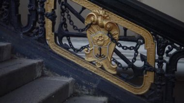 Odessa 'nın eski arması Opera ve Bale Tiyatrosu' nun yanındaki dökme demir merdivenlerde.