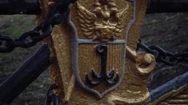 Odessa 'nın eski arması Opera ve Bale Tiyatrosu' nun yanındaki dökme demir merdivenlerde.