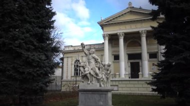 Ukrayna, ODESSA - 03 Ocak 2019: Anıt. Laokoon heykeli, Odessa Arkeoloji Müzesi 'nin önündeki Odessa' ya (Ukrayna) yerleştirilen Laokoon ve oğullarının ünlü heykelinin bir kopyası olan mermer bir heykeldir.