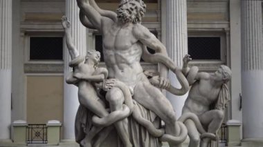 Ukrayna, ODESSA - 03 Ocak 2019: Anıt. Laokoon heykeli, Odessa Arkeoloji Müzesi 'nin önündeki Odessa' ya (Ukrayna) yerleştirilen Laokoon ve oğullarının ünlü heykelinin bir kopyası olan mermer bir heykeldir.