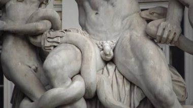 Ukrayna, ODESSA - 03 Ocak 2019: Anıt. Laokoon heykeli, Odessa Arkeoloji Müzesi 'nin önündeki Odessa' ya (Ukrayna) yerleştirilen Laokoon ve oğullarının ünlü heykelinin bir kopyası olan mermer bir heykeldir.