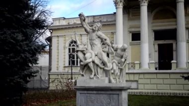 Ukrayna, ODESSA - 03 Ocak 2019: Anıt. Laokoon heykeli, Odessa Arkeoloji Müzesi 'nin önündeki Odessa' ya (Ukrayna) yerleştirilen Laokoon ve oğullarının ünlü heykelinin bir kopyası olan mermer bir heykeldir.