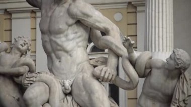 Ukrayna, ODESSA - 03 Ocak 2019: Anıt. Laokoon heykeli, Odessa Arkeoloji Müzesi 'nin önündeki Odessa' ya (Ukrayna) yerleştirilen Laokoon ve oğullarının ünlü heykelinin bir kopyası olan mermer bir heykeldir.