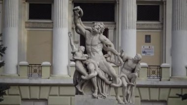 Ukrayna, ODESSA - 03 Ocak 2019: Anıt. Laokoon heykeli, Odessa Arkeoloji Müzesi 'nin önündeki Odessa' ya (Ukrayna) yerleştirilen Laokoon ve oğullarının ünlü heykelinin bir kopyası olan mermer bir heykeldir.