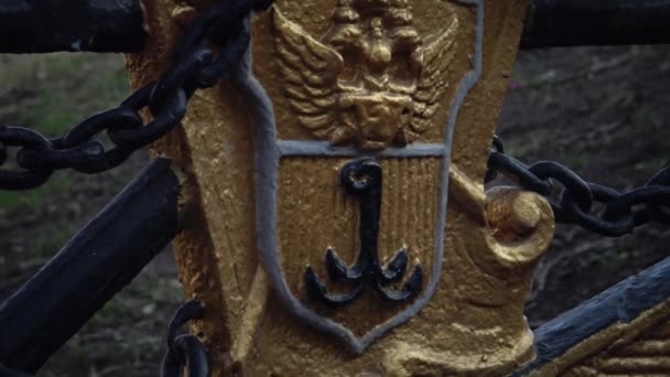Altes Wappen Von Odessa Auf Der Gusseisernen Treppe Der Nähe — Stockvideo