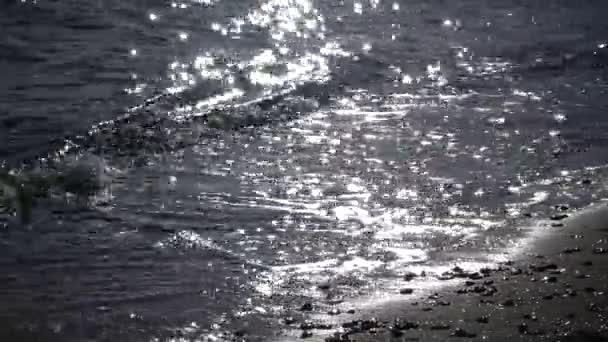 Resplandor Del Sol Agua Las Olas Ruedan Orilla Del Mar — Vídeo de stock