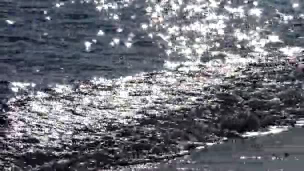 Λάμψη Του Ήλιου Στο Νερό Κύματα Κυλούν Στην Παραλία Στην — Αρχείο Βίντεο
