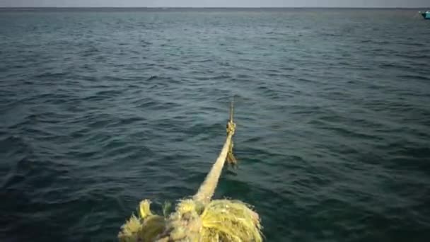 エジプト紅海のサンゴ礁に結ばれた船の係留ロープ — ストック動画