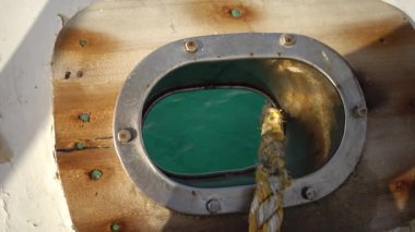 Yatın demirleme halatı, mavi su aşağıda parlıyor, Marsa Alam, Abu Dabab, Mısır